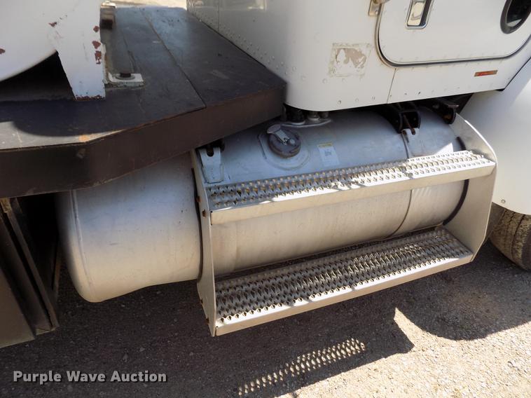 image for item DE1177 2000 Peterbilt 330 service truck
