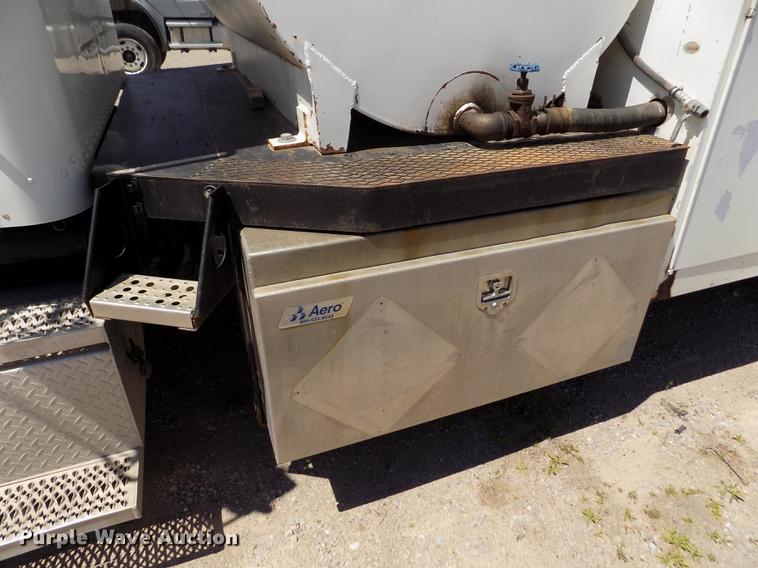 image for item DE1177 2000 Peterbilt 330 service truck