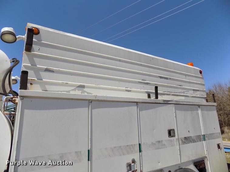 image for item DE1177 2000 Peterbilt 330 service truck