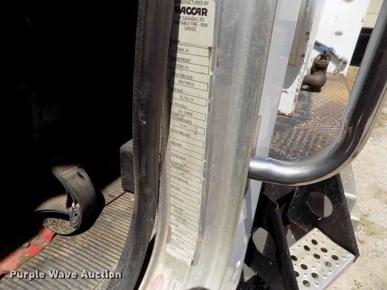 image for item DE1177 2000 Peterbilt 330 service truck