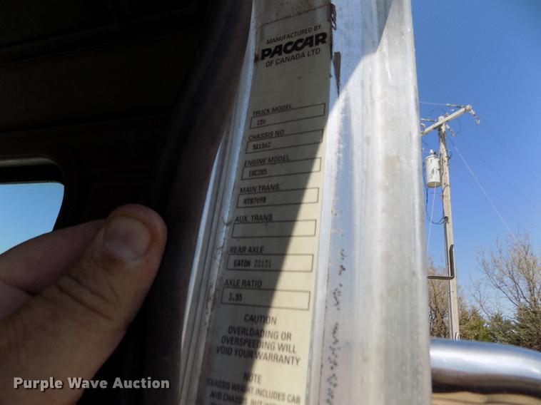 image for item DE1177 2000 Peterbilt 330 service truck