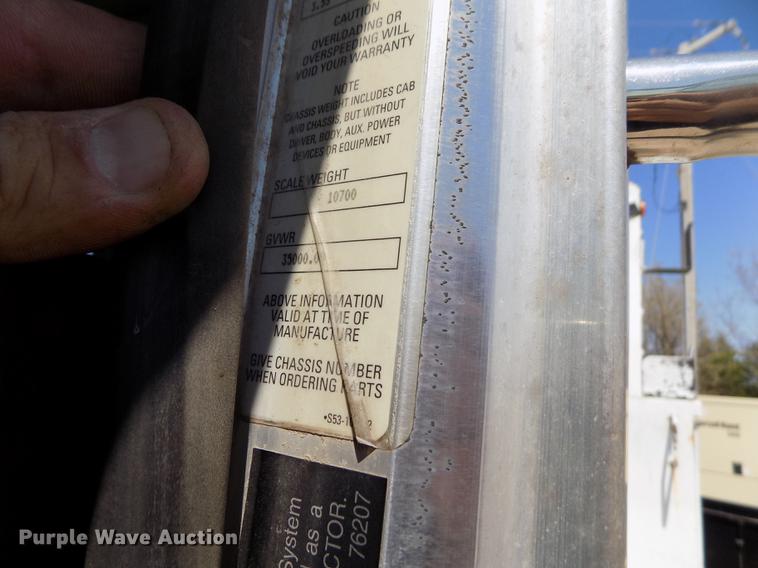 image for item DE1177 2000 Peterbilt 330 service truck