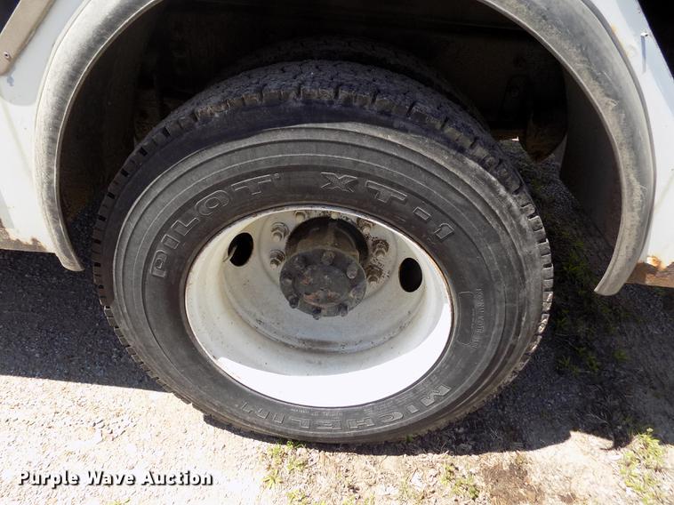 image for item DE1177 2000 Peterbilt 330 service truck