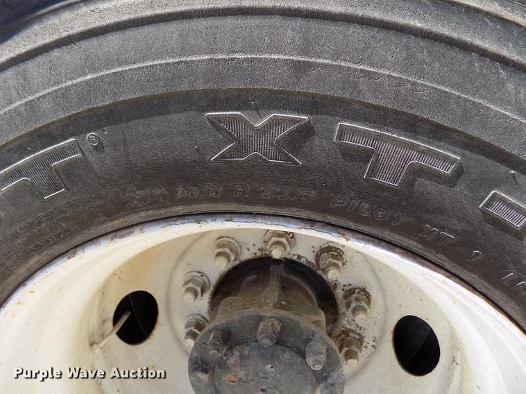 image for item DE1177 2000 Peterbilt 330 service truck