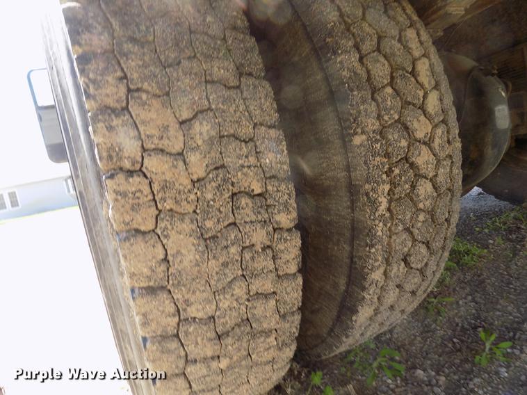 image for item DE1177 2000 Peterbilt 330 service truck