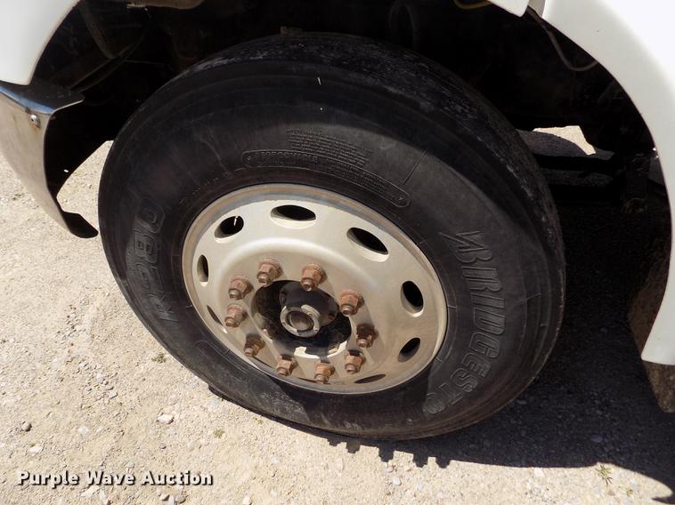 image for item DE1177 2000 Peterbilt 330 service truck