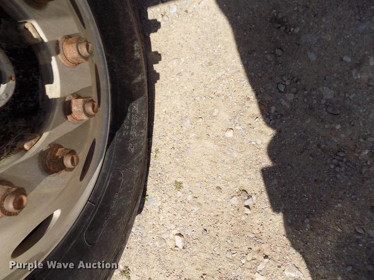 image for item DE1177 2000 Peterbilt 330 service truck