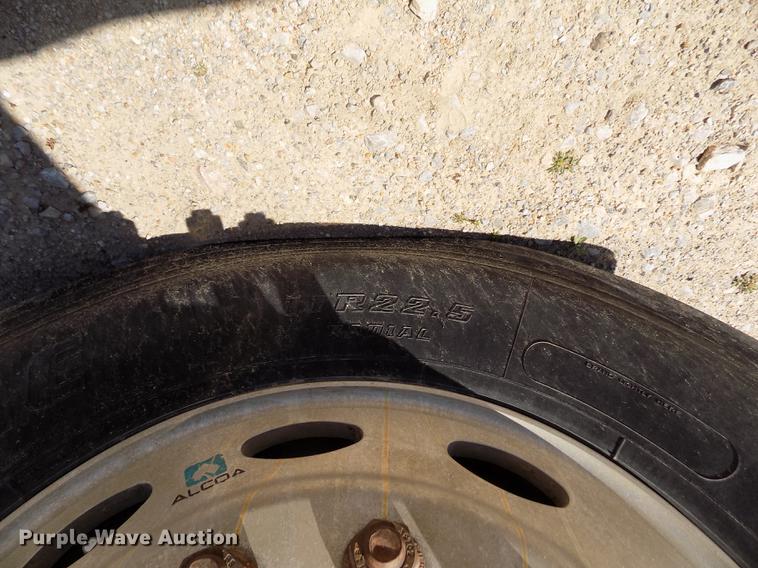 image for item DE1177 2000 Peterbilt 330 service truck