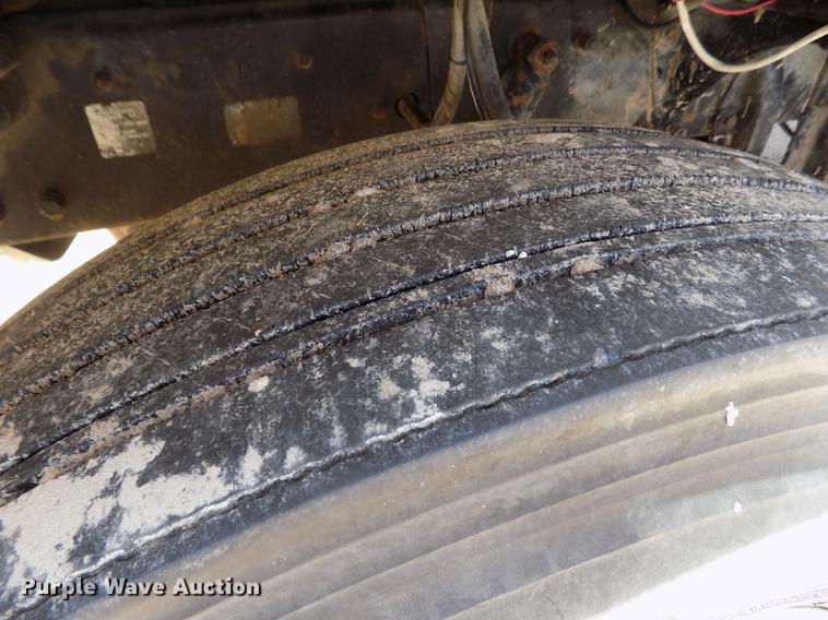 image for item DE1177 2000 Peterbilt 330 service truck