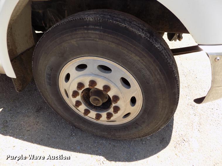 image for item DE1177 2000 Peterbilt 330 service truck