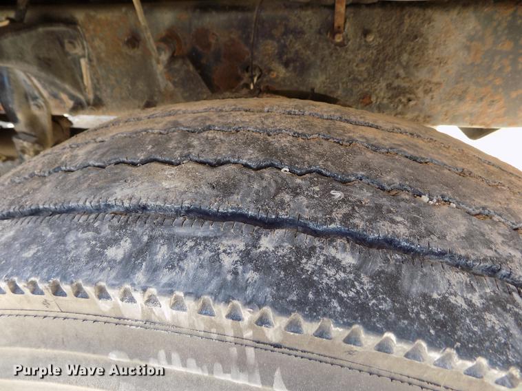 image for item DE1177 2000 Peterbilt 330 service truck