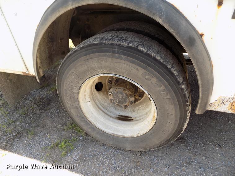 image for item DE1177 2000 Peterbilt 330 service truck