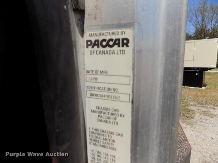 image for item DE1177 2000 Peterbilt 330 service truck