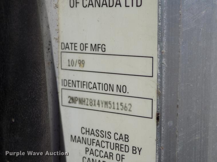 image for item DE1177 2000 Peterbilt 330 service truck