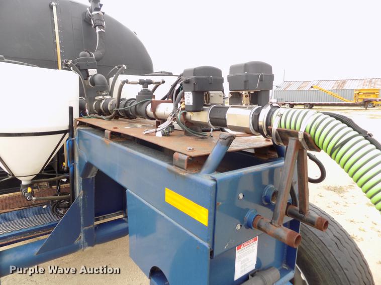 image for item DE1191 Duo Lift fertilizer delivery trailer