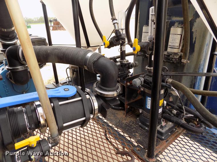 image for item DE1191 Duo Lift fertilizer delivery trailer