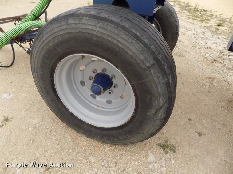 image for item DE1191 Duo Lift fertilizer delivery trailer