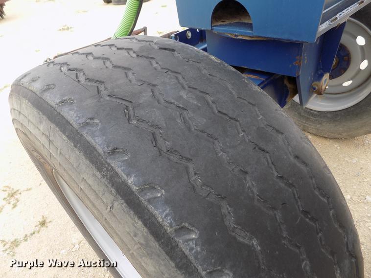 image for item DE1191 Duo Lift fertilizer delivery trailer