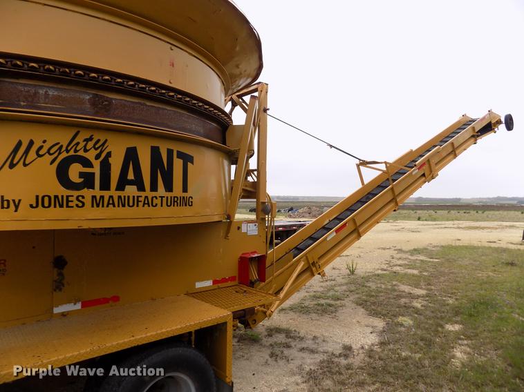 image for item DE1197 1992 Jones Mighty Giant PU1-92-463 bale grinder