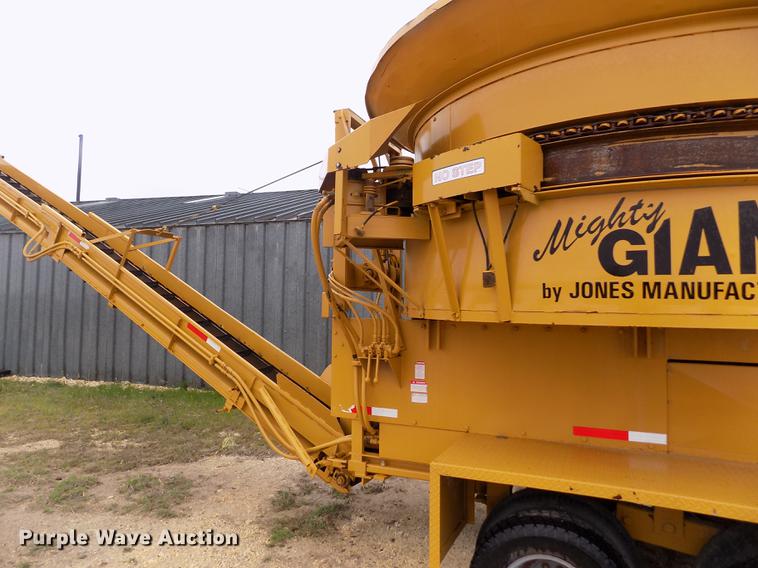 image for item DE1197 1992 Jones Mighty Giant PU1-92-463 bale grinder