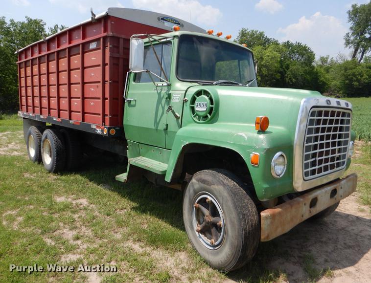 image for item FT9507 1973 Ford T802 grain truck