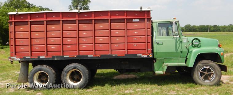 image for item FT9507 1973 Ford T802 grain truck