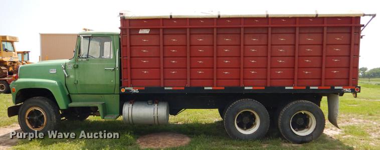 image for item FT9507 1973 Ford T802 grain truck