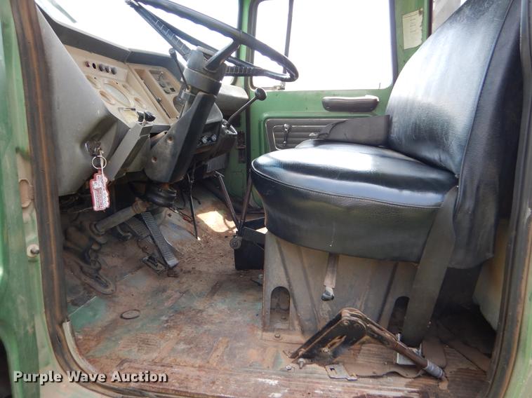 image for item FT9507 1973 Ford T802 grain truck