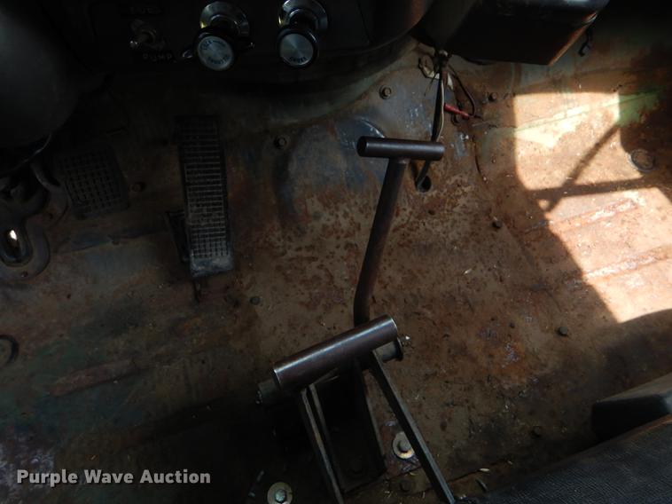 image for item FT9507 1973 Ford T802 grain truck