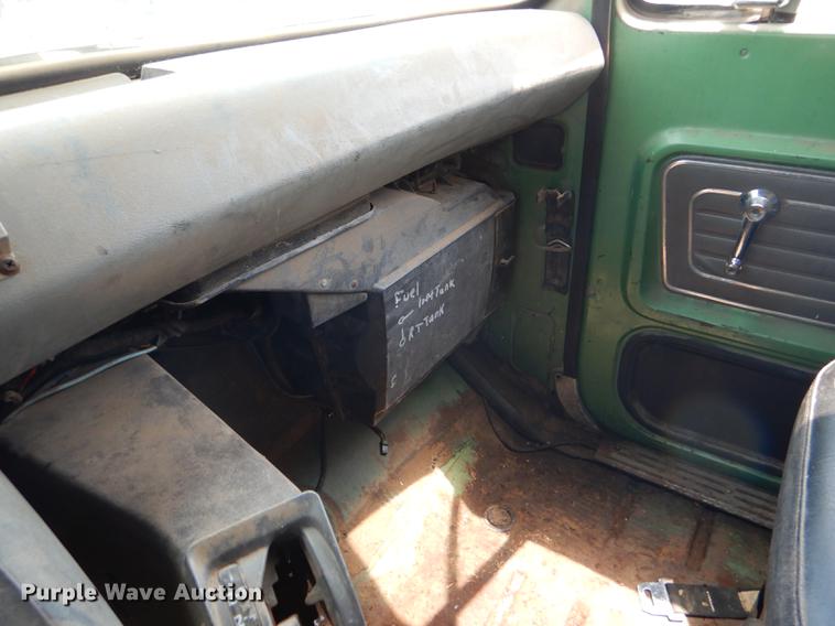 image for item FT9507 1973 Ford T802 grain truck