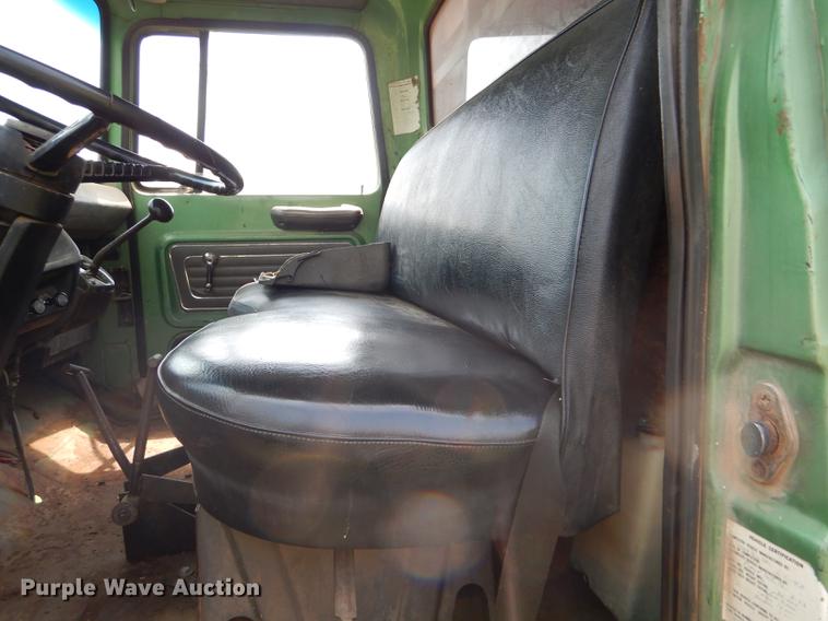 image for item FT9507 1973 Ford T802 grain truck