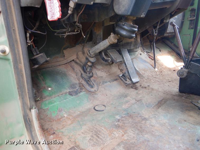 image for item FT9507 1973 Ford T802 grain truck