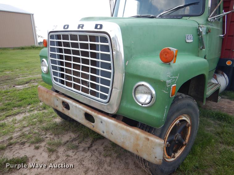 image for item FT9507 1973 Ford T802 grain truck