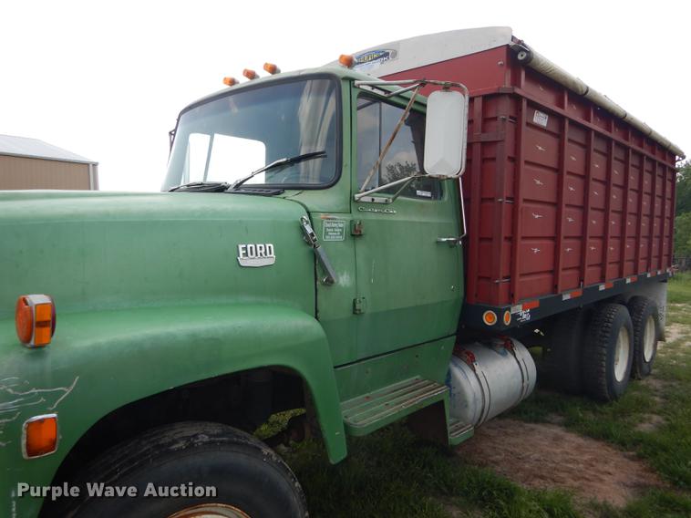 image for item FT9507 1973 Ford T802 grain truck