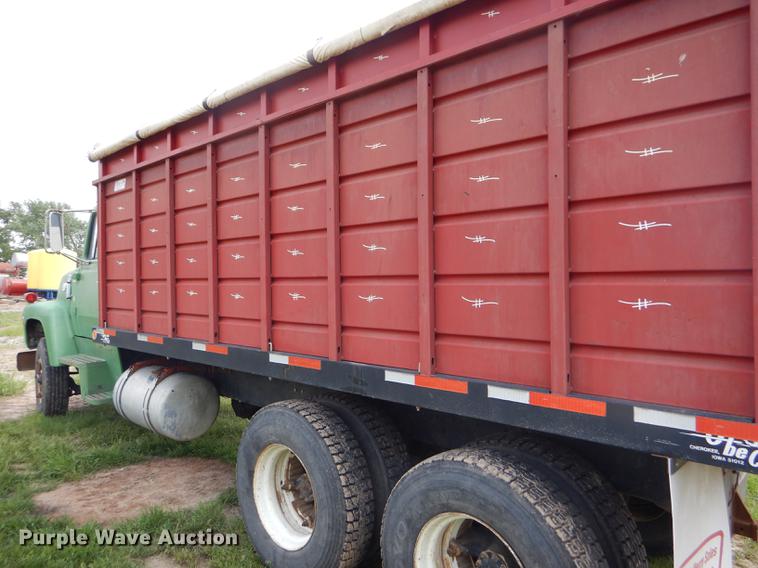 image for item FT9507 1973 Ford T802 grain truck