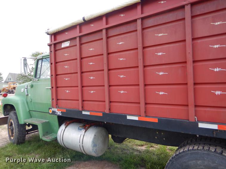 image for item FT9507 1973 Ford T802 grain truck