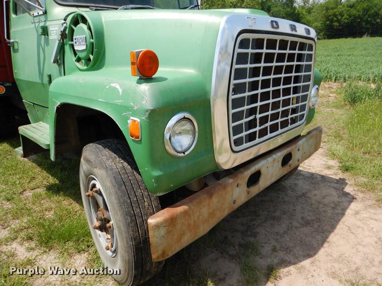 image for item FT9507 1973 Ford T802 grain truck