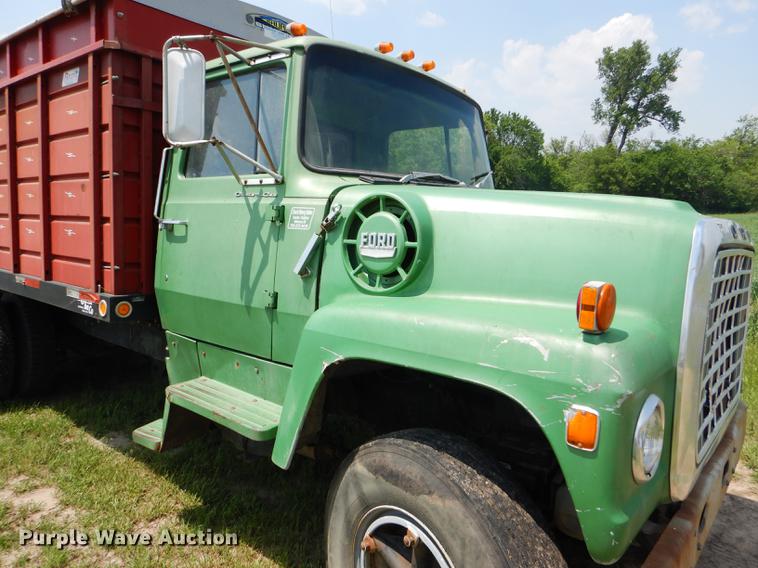 image for item FT9507 1973 Ford T802 grain truck