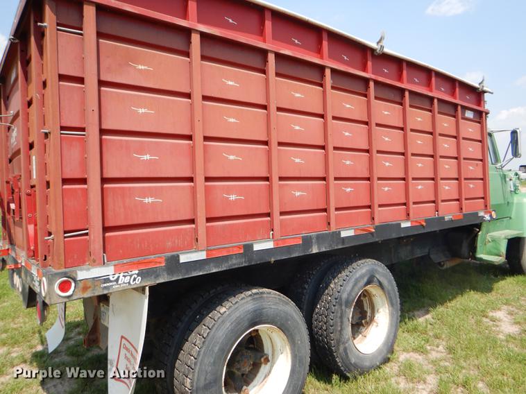 image for item FT9507 1973 Ford T802 grain truck
