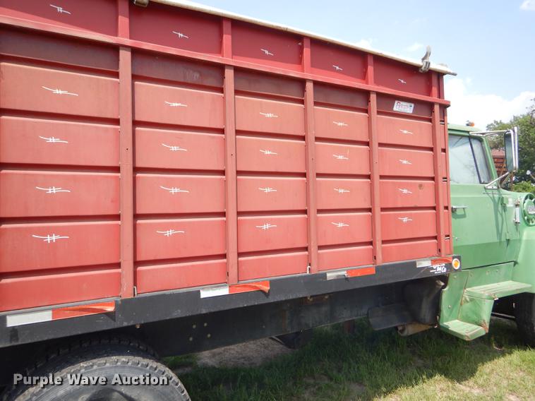 image for item FT9507 1973 Ford T802 grain truck