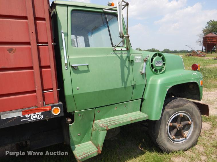 image for item FT9507 1973 Ford T802 grain truck