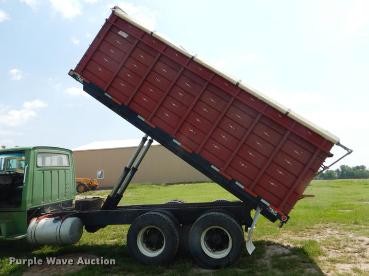 image for item FT9507 1973 Ford T802 grain truck