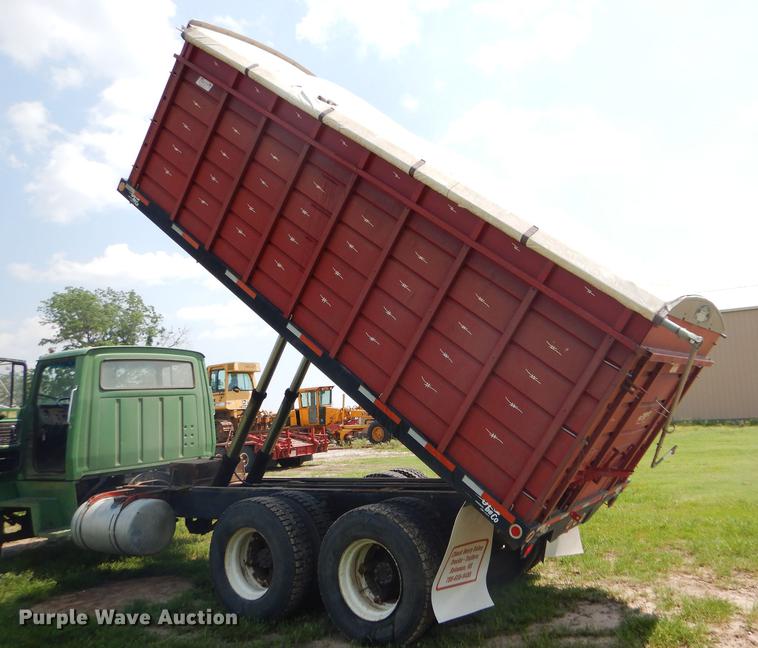 image for item FT9507 1973 Ford T802 grain truck