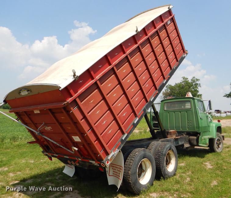 image for item FT9507 1973 Ford T802 grain truck