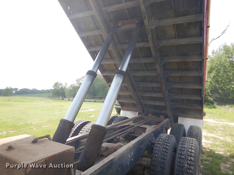 image for item FT9507 1973 Ford T802 grain truck