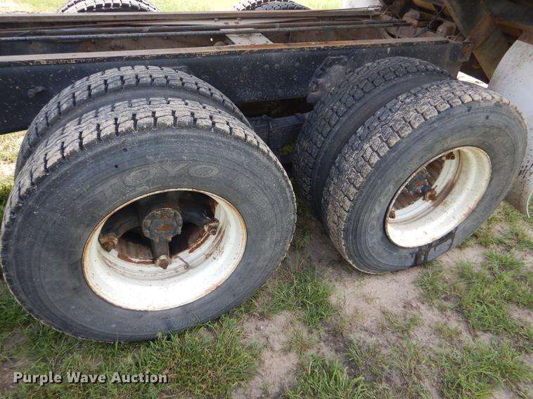 image for item FT9507 1973 Ford T802 grain truck