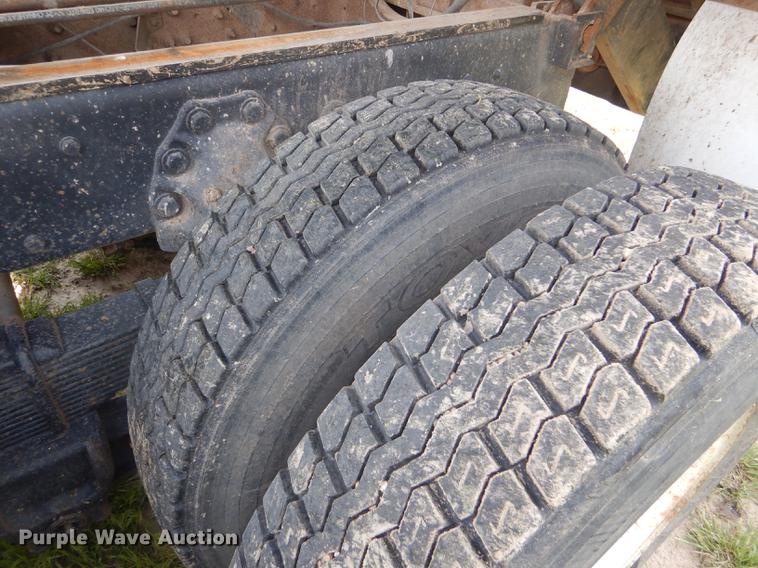 image for item FT9507 1973 Ford T802 grain truck