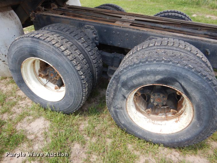 image for item FT9507 1973 Ford T802 grain truck