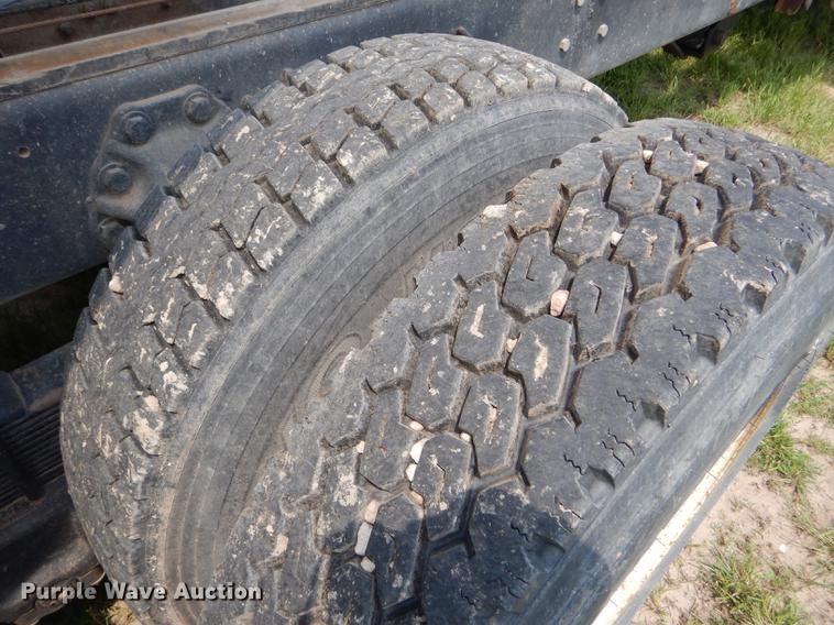 image for item FT9507 1973 Ford T802 grain truck