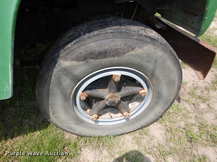 image for item FT9507 1973 Ford T802 grain truck